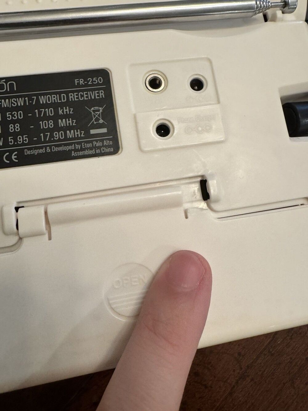 Eton FR250 American Red Cross Emergency Weather Radio Crank Tested Works - Picture 5 of 7